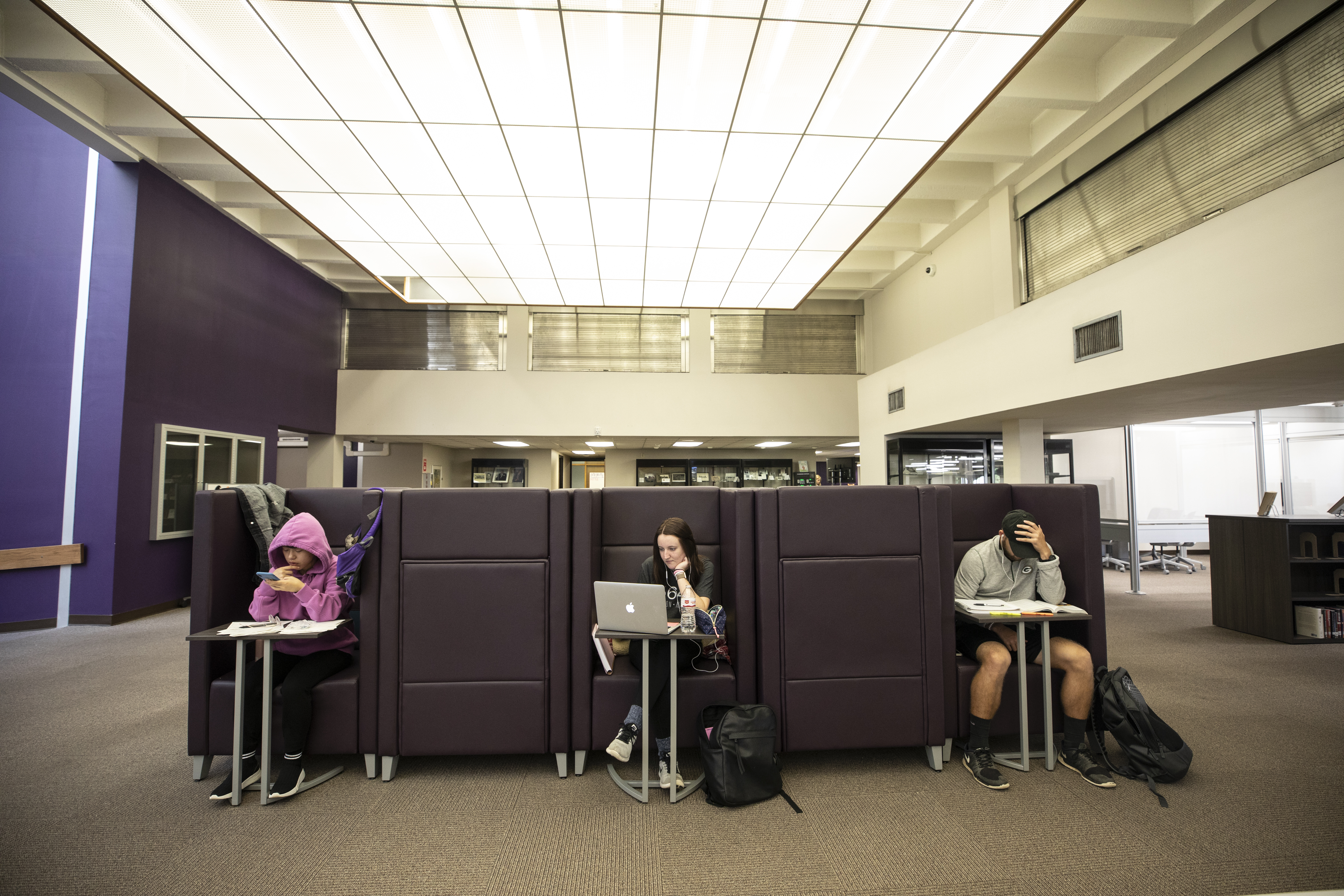 UNA students in the library